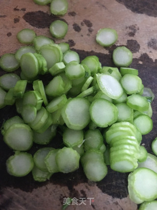 菜心梗鱼丸汤的做法步骤：2