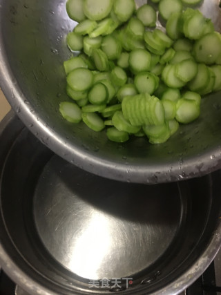 菜心梗鱼丸汤的做法步骤：4