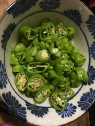 油渣炒辣椒的做法步骤：2