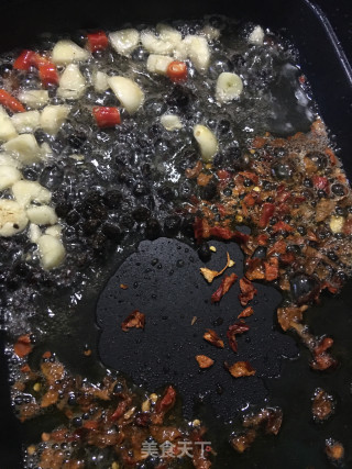 油渣炒辣椒的做法步骤：4