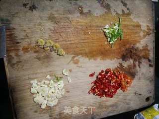 红烧腊鱼????的做法步骤：2