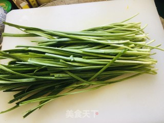 韭菜炒鱿鱼须的做法步骤：1