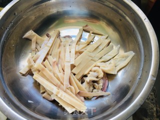 韭菜炒鱿鱼须的做法步骤：3