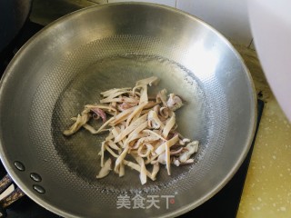 韭菜炒鱿鱼须的做法步骤：4