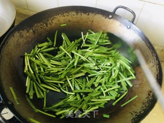 韭菜炒鱿鱼须的做法步骤：5