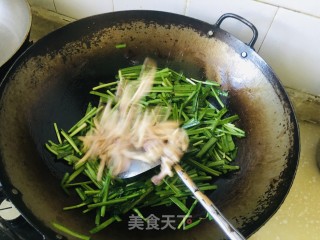韭菜炒鱿鱼须的做法步骤：6