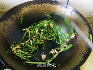 韭菜炒鱿鱼须的做法步骤：9