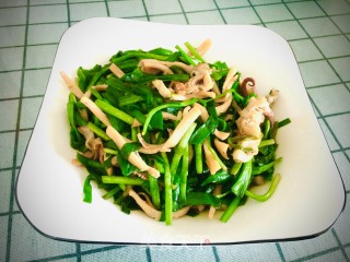 韭菜炒鱿鱼须的做法步骤：10