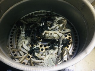 清蒸河蟹的做法步骤：4