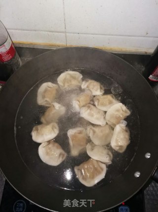 酸辣饺子的做法步骤：1