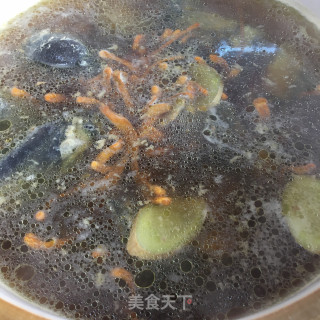 板栗虫草花煲乌鸡的做法步骤：5