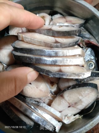香煎马鲛鱼片的做法步骤：1