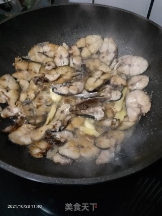 香煎马鲛鱼片的做法步骤：2