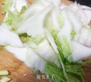 “炖菜”大肠白菜炖萝卜丸子的做法步骤：1