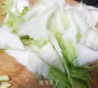 “炖菜”大肠白菜炖萝卜丸子的做法步骤：1