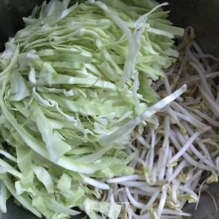 青菜炒细面的做法步骤：3