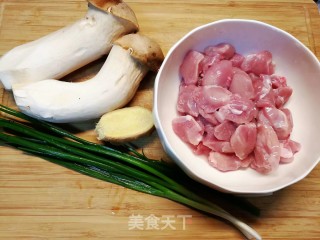 家常快手菜，杏鲍菇炒鸡肉的做法步骤：1