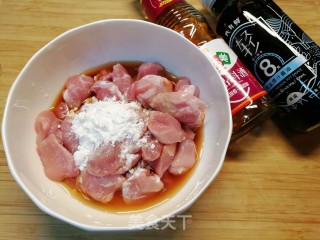 家常快手菜，杏鲍菇炒鸡肉的做法步骤：2