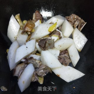 鸭腿肉炖萝卜的做法步骤：7