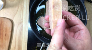 香煎午餐肉，傻瓜式操作，焦脆香酥，一点都不油腻，不要太好吃。的做法步骤：2