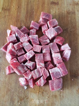 牛肉炖萝卜的做法步骤：1
