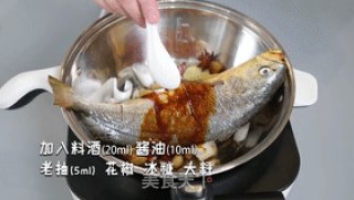黄花鱼和它两个一起烧竟然这么香，堪称米饭杀手，后悔没有早学的做法步骤：4