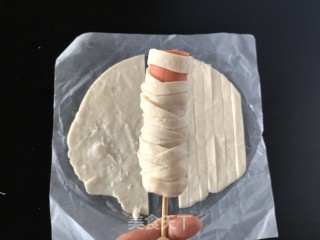 万圣节木乃伊香肠酥的做法步骤：4