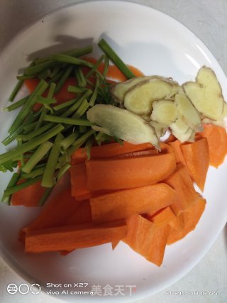 胡萝卜芹菜炒鸡肉的做法步骤：1