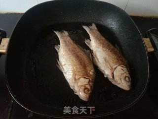 荷包蛋鲫鱼萝卜汤的做法步骤：3