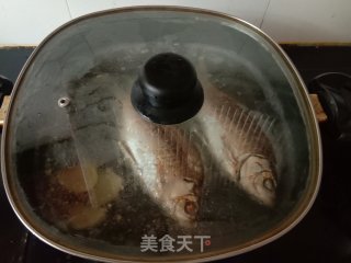 荷包蛋鲫鱼萝卜汤的做法步骤：5