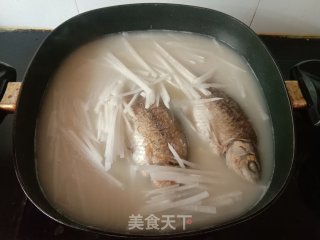 荷包蛋鲫鱼萝卜汤的做法步骤：6