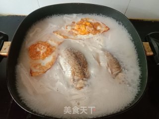 荷包蛋鲫鱼萝卜汤的做法步骤：7