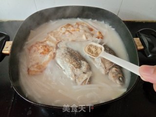 荷包蛋鲫鱼萝卜汤的做法步骤：8