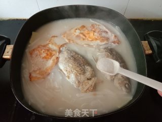 荷包蛋鲫鱼萝卜汤的做法步骤：9
