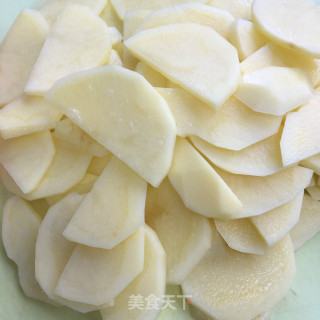 油渣炒青椒土豆片的做法步骤：2