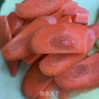 油渣炒青椒土豆片的做法步骤：3
