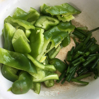 油渣炒青椒土豆片的做法步骤：4