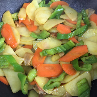 油渣炒青椒土豆片的做法步骤：11
