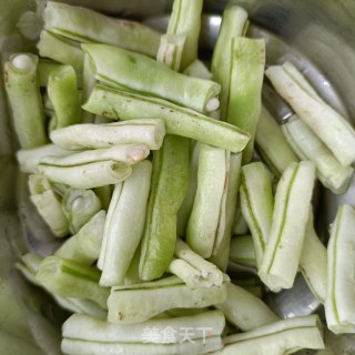 “炖菜”大肠猪肉炖芸豆的做法步骤：1