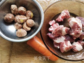 排骨烧胡萝卜的做法步骤：1