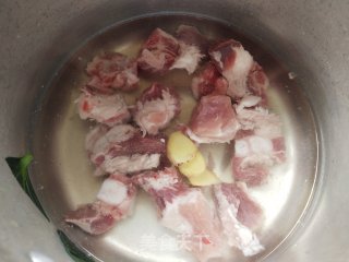 排骨烧胡萝卜的做法步骤：4