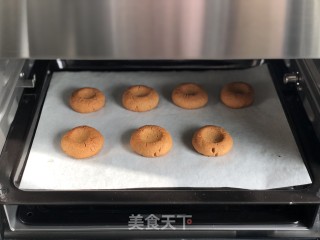 万圣节蜘蛛花生酥的做法步骤：6