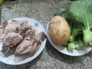 青菜莲藕龙骨汤的做法步骤：1