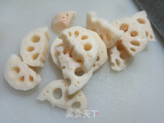 青菜莲藕龙骨汤的做法步骤：2