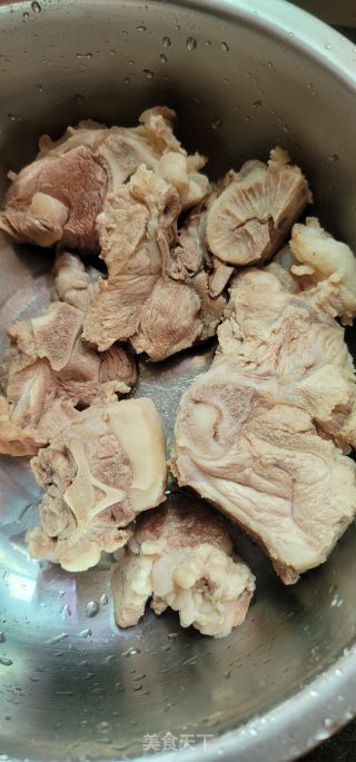 猪骨玉米胡萝卜炖粉皮的做法步骤：1