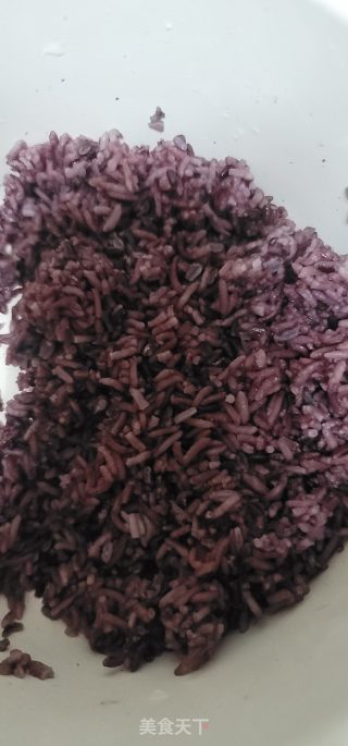 豌豆辣肠炒紫米饭的做法步骤：1