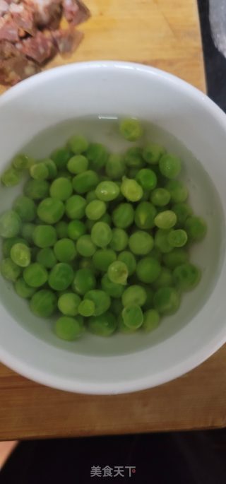豌豆辣肠炒紫米饭的做法步骤：2
