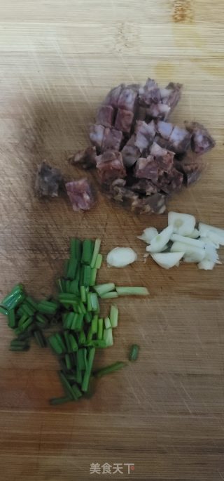 豌豆辣肠炒紫米饭的做法步骤：3