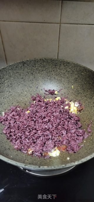 豌豆辣肠炒紫米饭的做法步骤：7