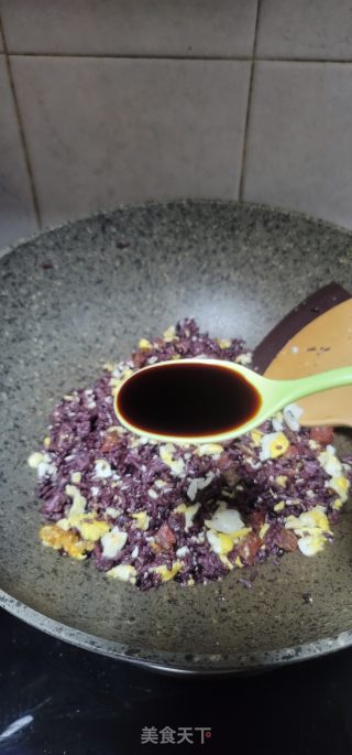 豌豆辣肠炒紫米饭的做法步骤：8